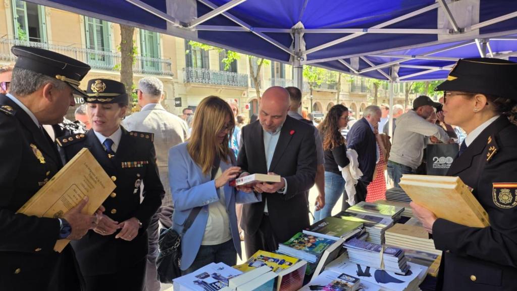 Visita de Carlos Prieto, el Delegado del Gobierno en Cataluña, al estand de la Policía Nacional por Sant Jordi
