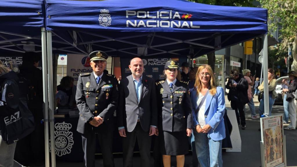 María Jesus Llorente Vega, comissària de la Policia Nacional i directora gerent de la Fundació Policia Espanyola i Carlos Prieto, delegat del Govern a Catalunya, davant de l'estand de la Policia Nacional