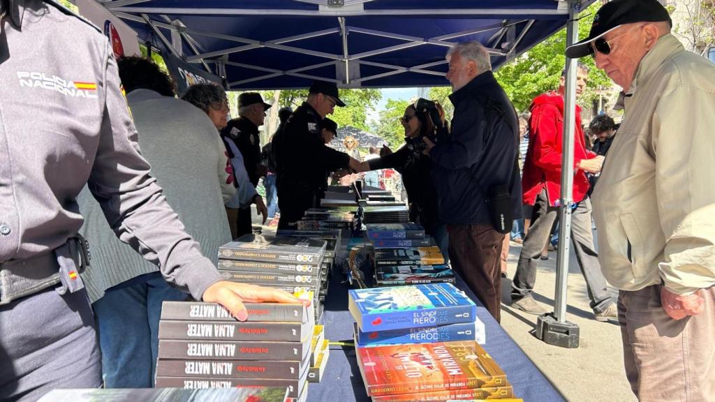 Els llibres de l'estand de la Policia Nacional a Sant Jordi