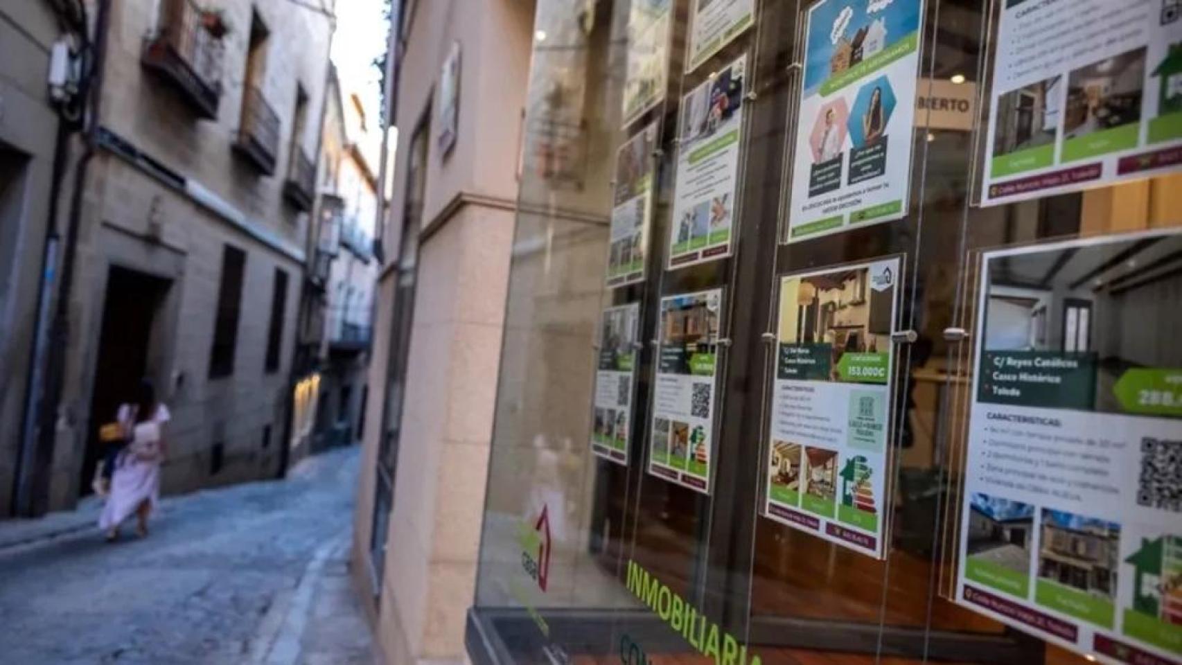 Imagen de varios carteles de viviendas en alquiler / EFE