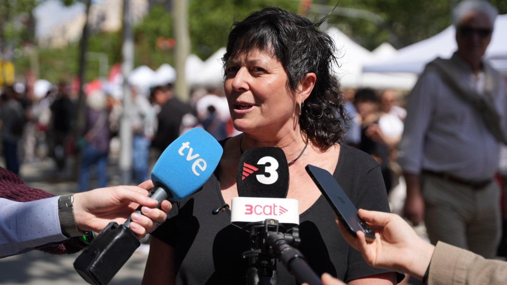La líder de la CUP en el Parlament, Pilar Castillejo, en declaraciones a los medios el día de Sant Jordi