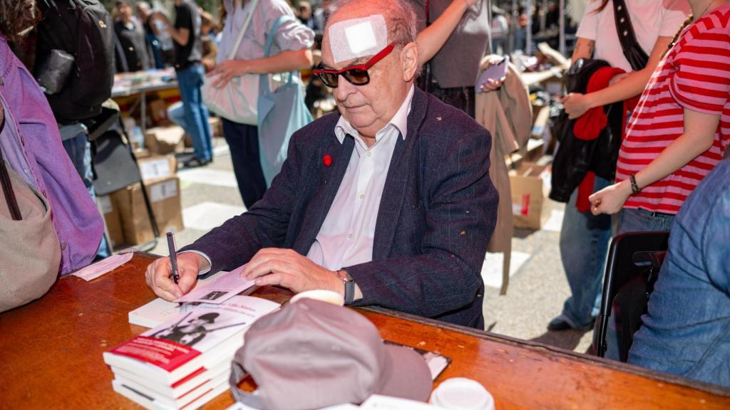 El escritor Enrique Vila Matas, firmando libros en Sant Jordi