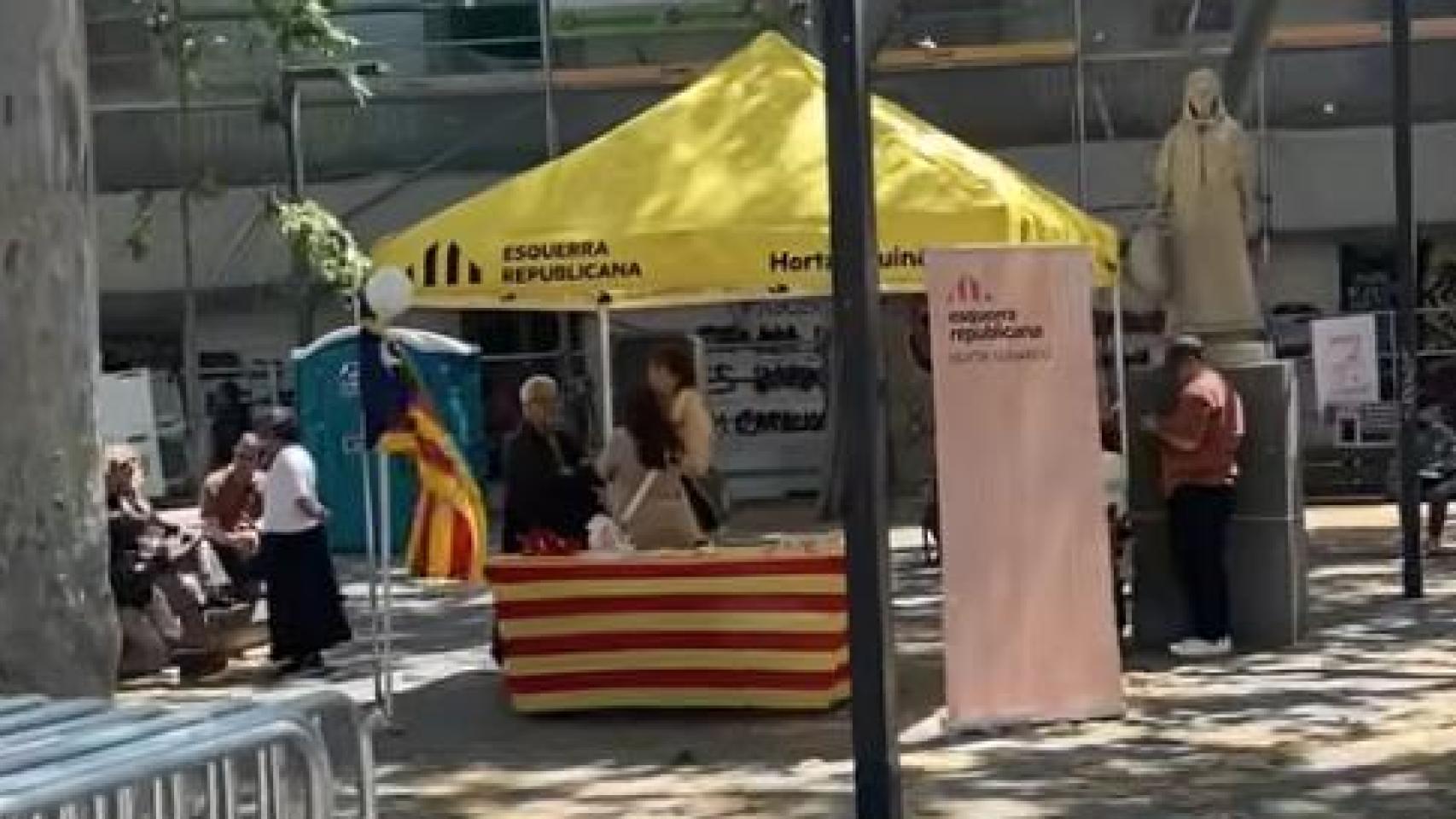 Parada de ERC el día de Sant Jordi en la plaza Eivissa de Barcelona