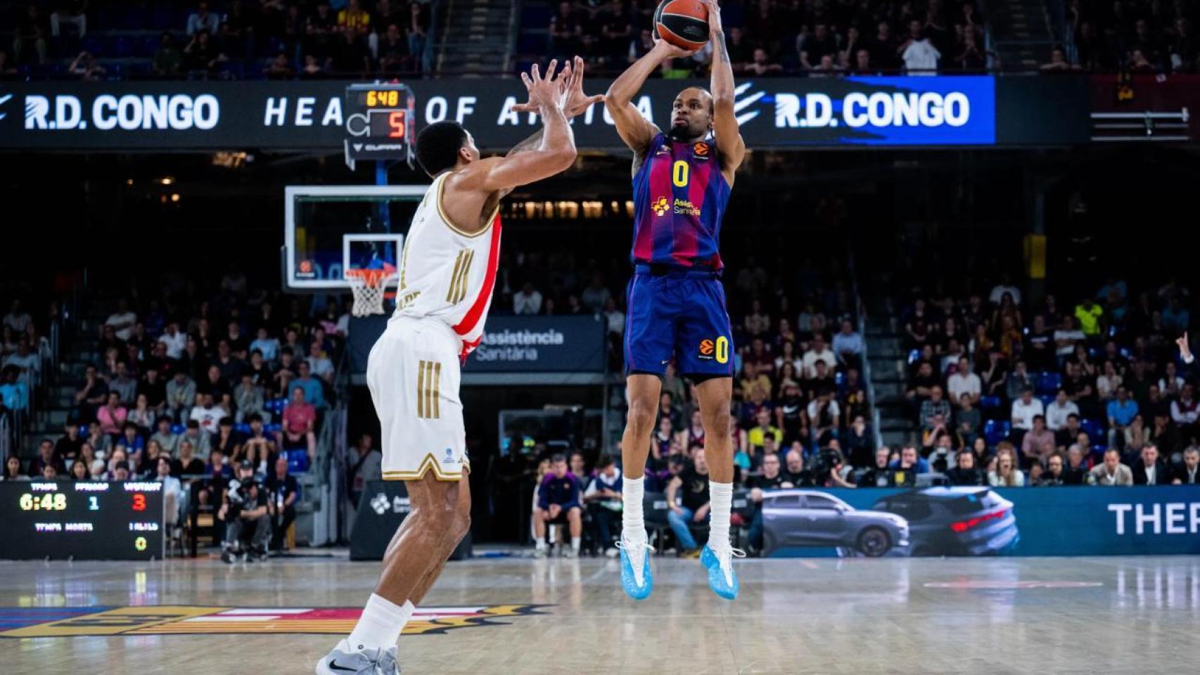 Kevin Punter lanza a canasta en el Barça de basket-Estrella Roja de la Euroliga