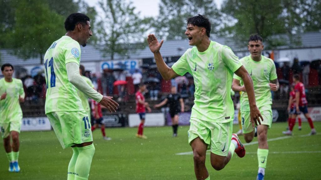 Los jugadores del Barça B celebran un gol de Brian Fariñas