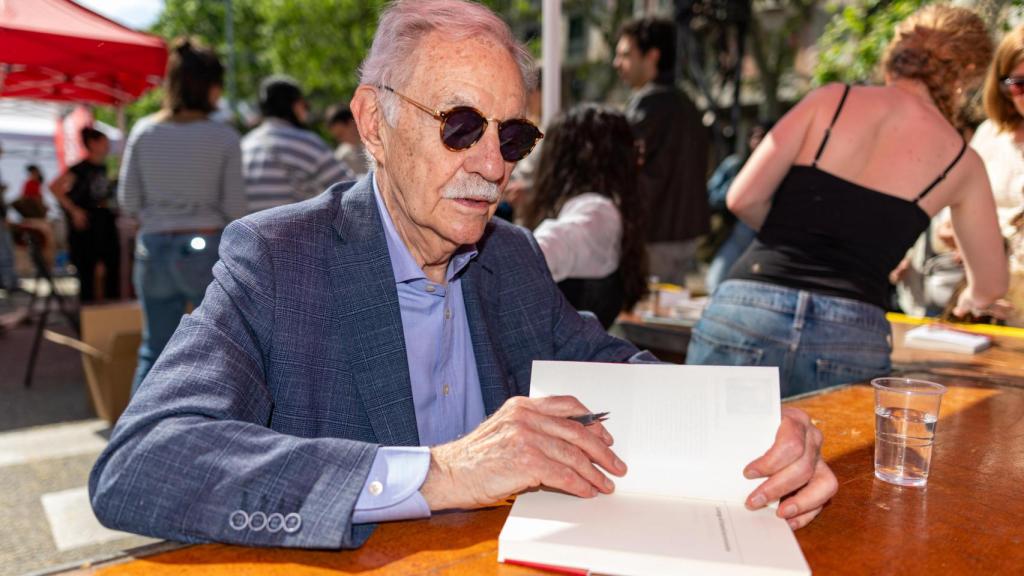 L'escriptor Eduardo Mendoza signa exemplars dels seus llibres a la Fira de Llibres de Sant Jordi
