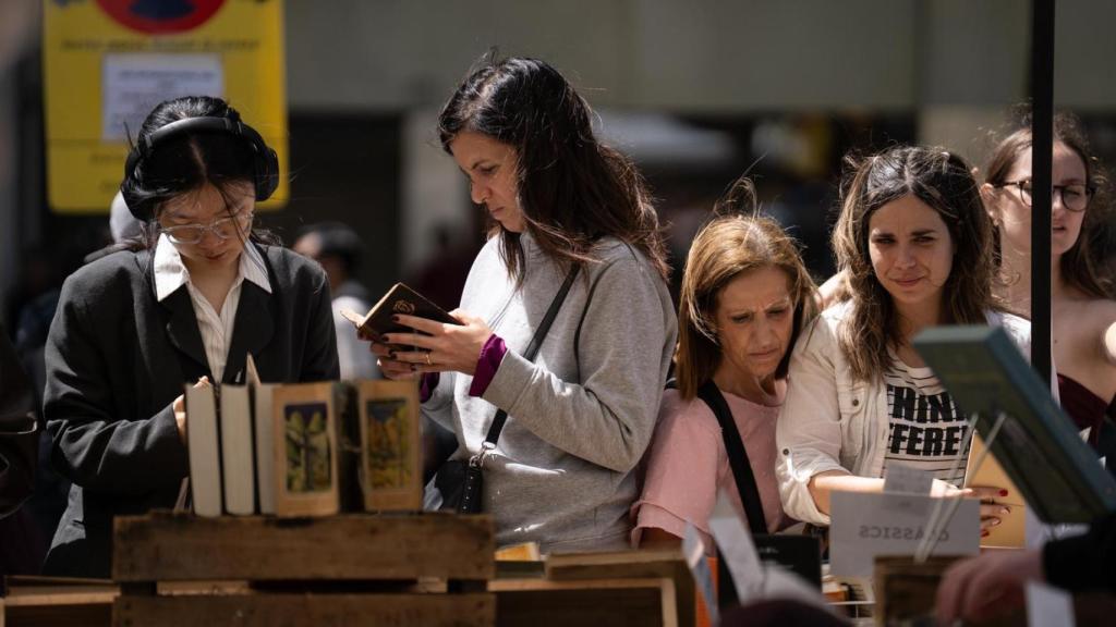 Lectoras ante una parada en el día de Sant Jordi