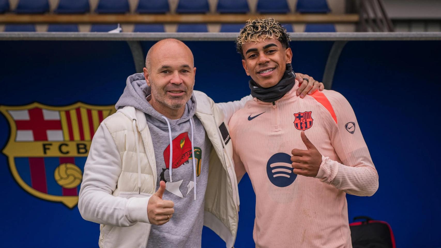 Andrés Iniesta visita el entrenamiento del Barça y se fotografía con Lamine Yamal