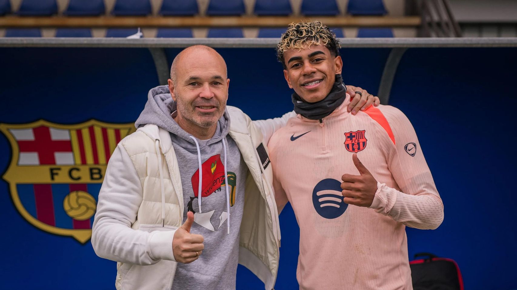 Andrés Iniesta visita el entrenamiento del Barça y se fotografía con Lamine Yamal