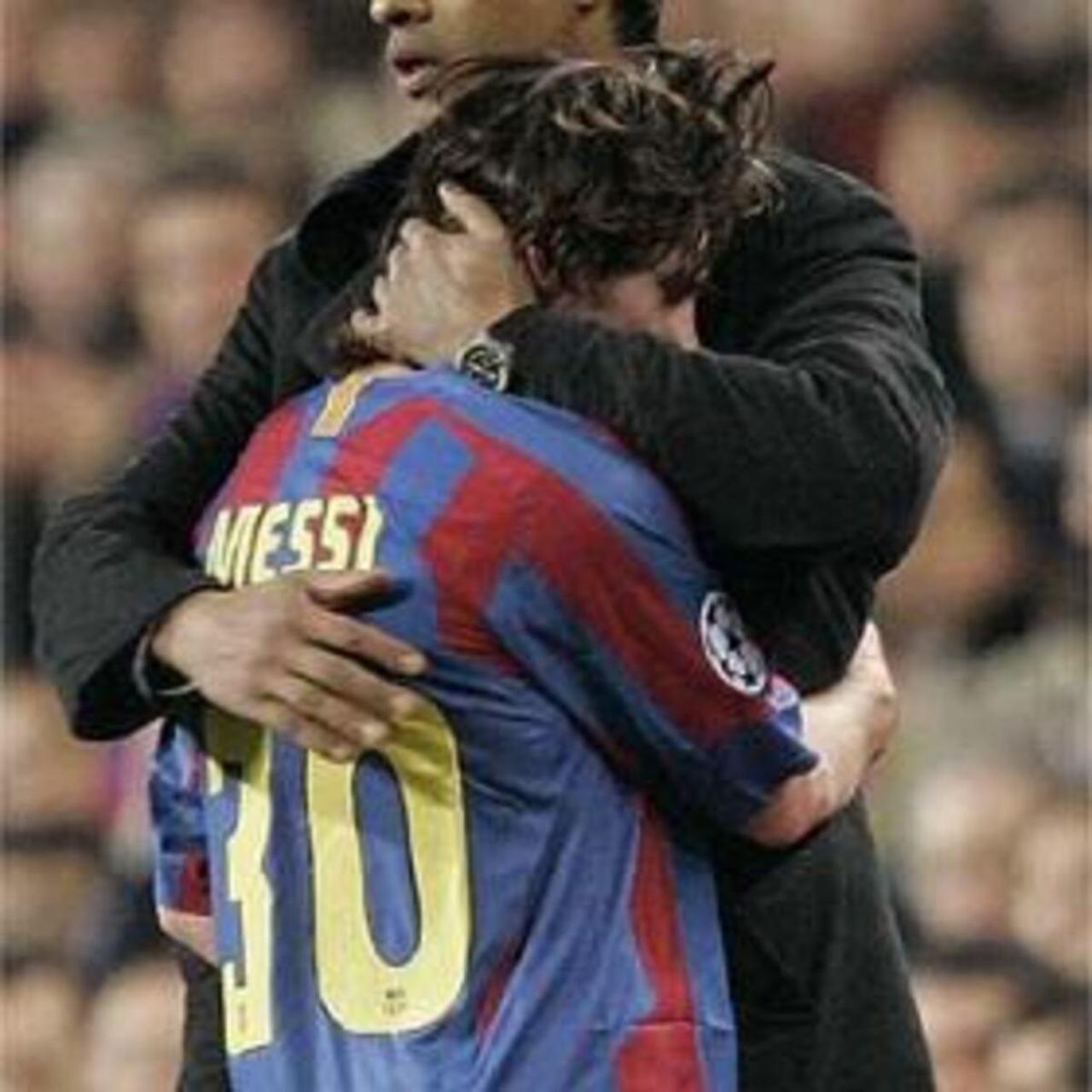 Rijkaard abraça Messi després de lesionar-se dels isquiotibials l'any 2006