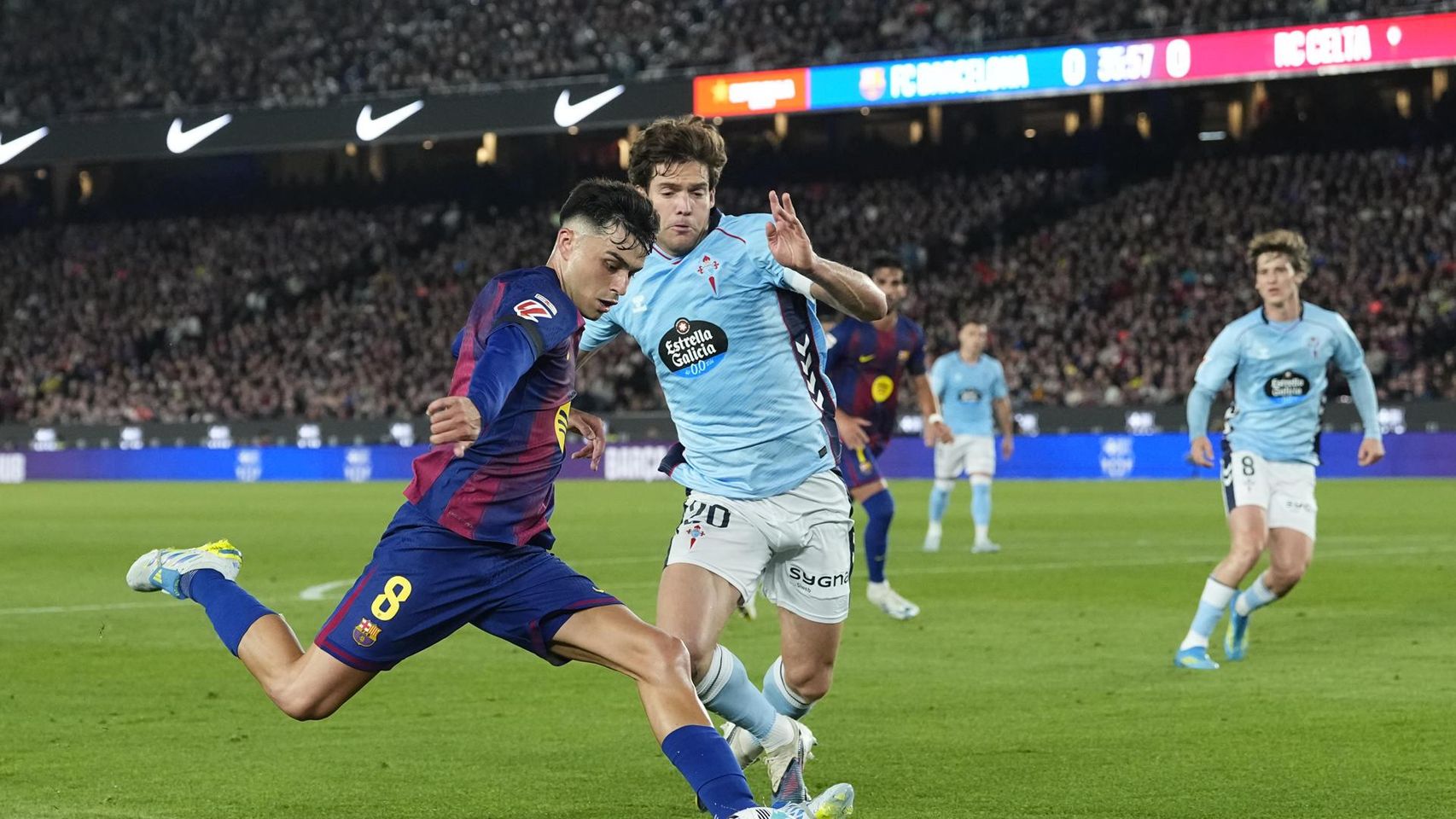 Pedri intenta centrar un balón durante el Barça-Celta