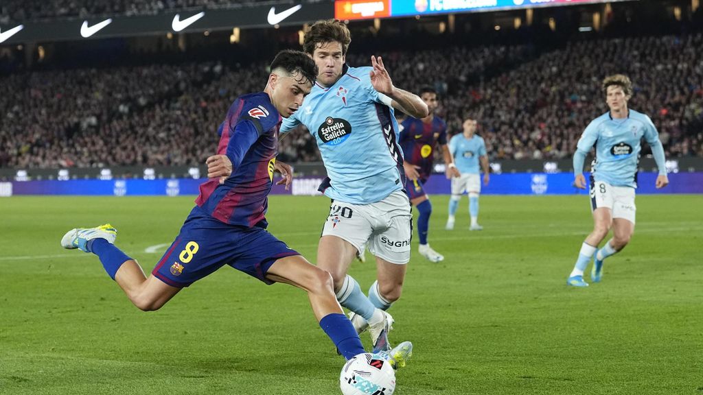Pedri intenta centrar un baló durant el Barça-Celta
