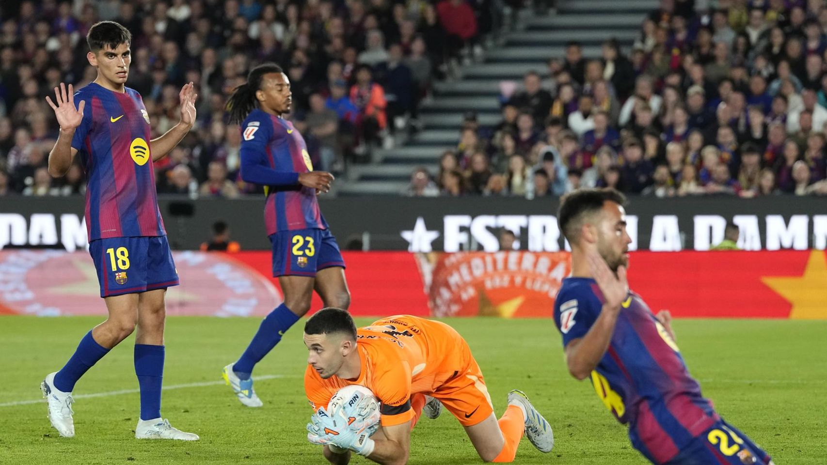 Joan García atrapa un balón en el área durante el Barça-Celta