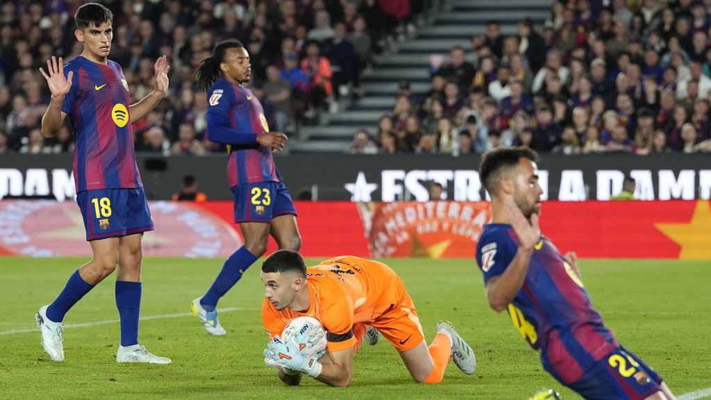 Joan García atrapa un baló a l'àrea durant el Barça-Celta