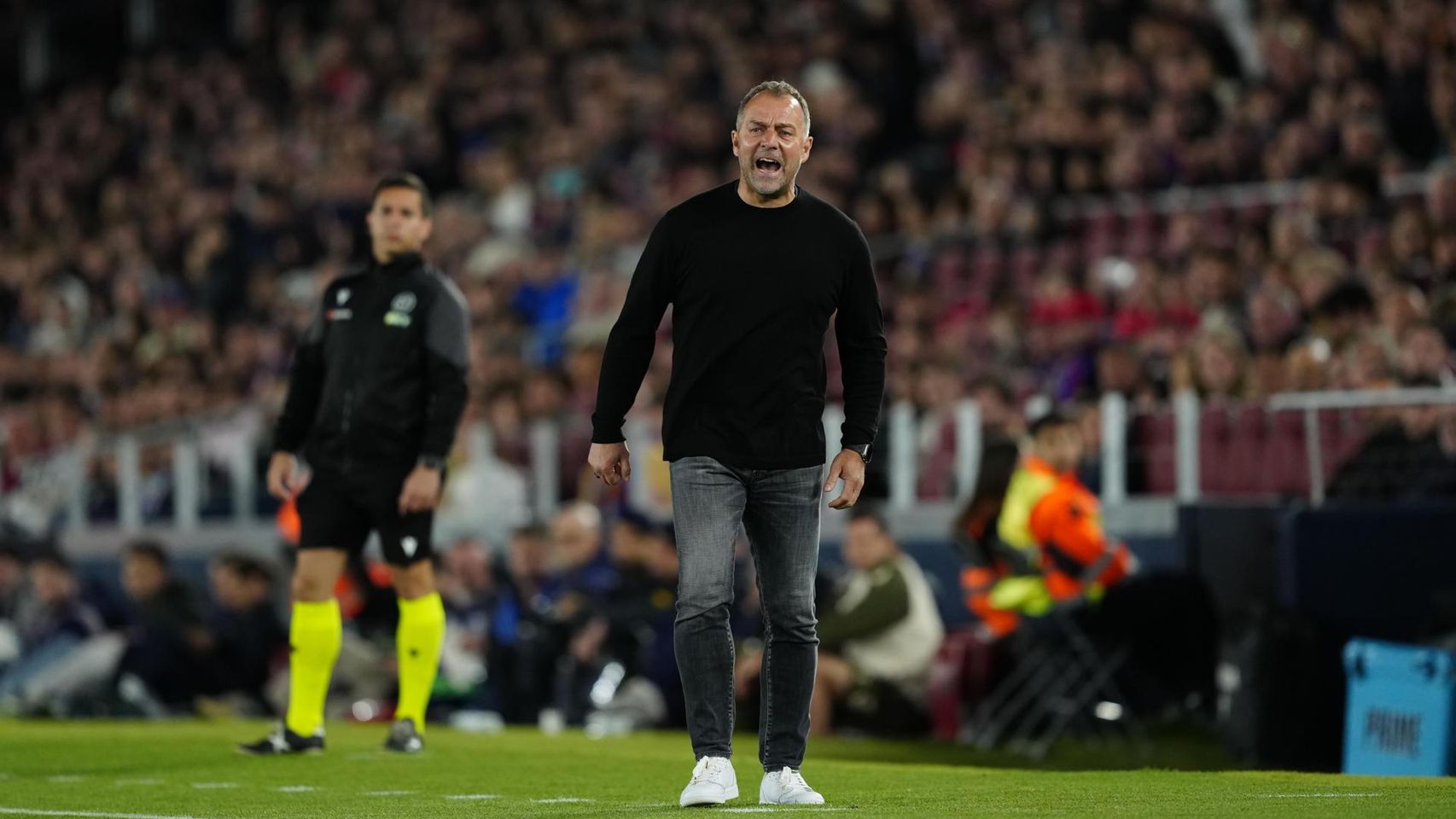 Hansi Flick da instrucciones durante el Barça-Celta
