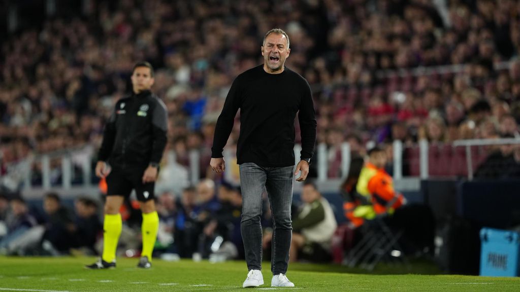 Hansi Flick da instrucciones durante el Barça-Celta