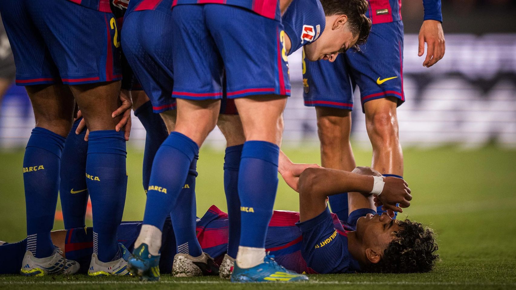 Los jugadores del Barça se preocupan por Lamine Yamal, lesionado