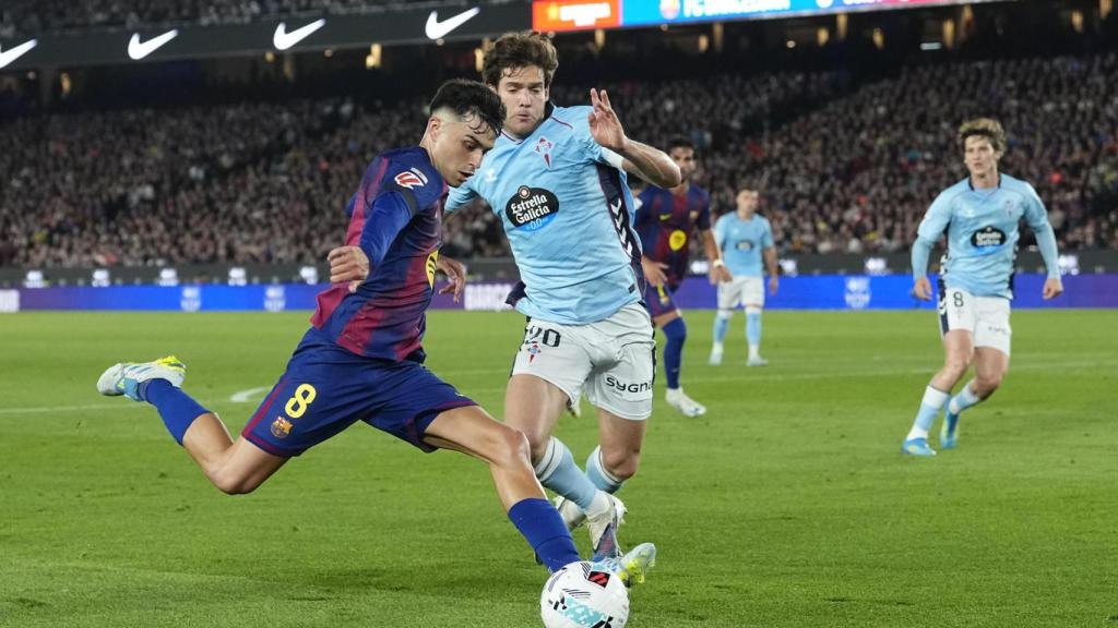 Pedri intenta centrar un balón durante el Barça-Celta