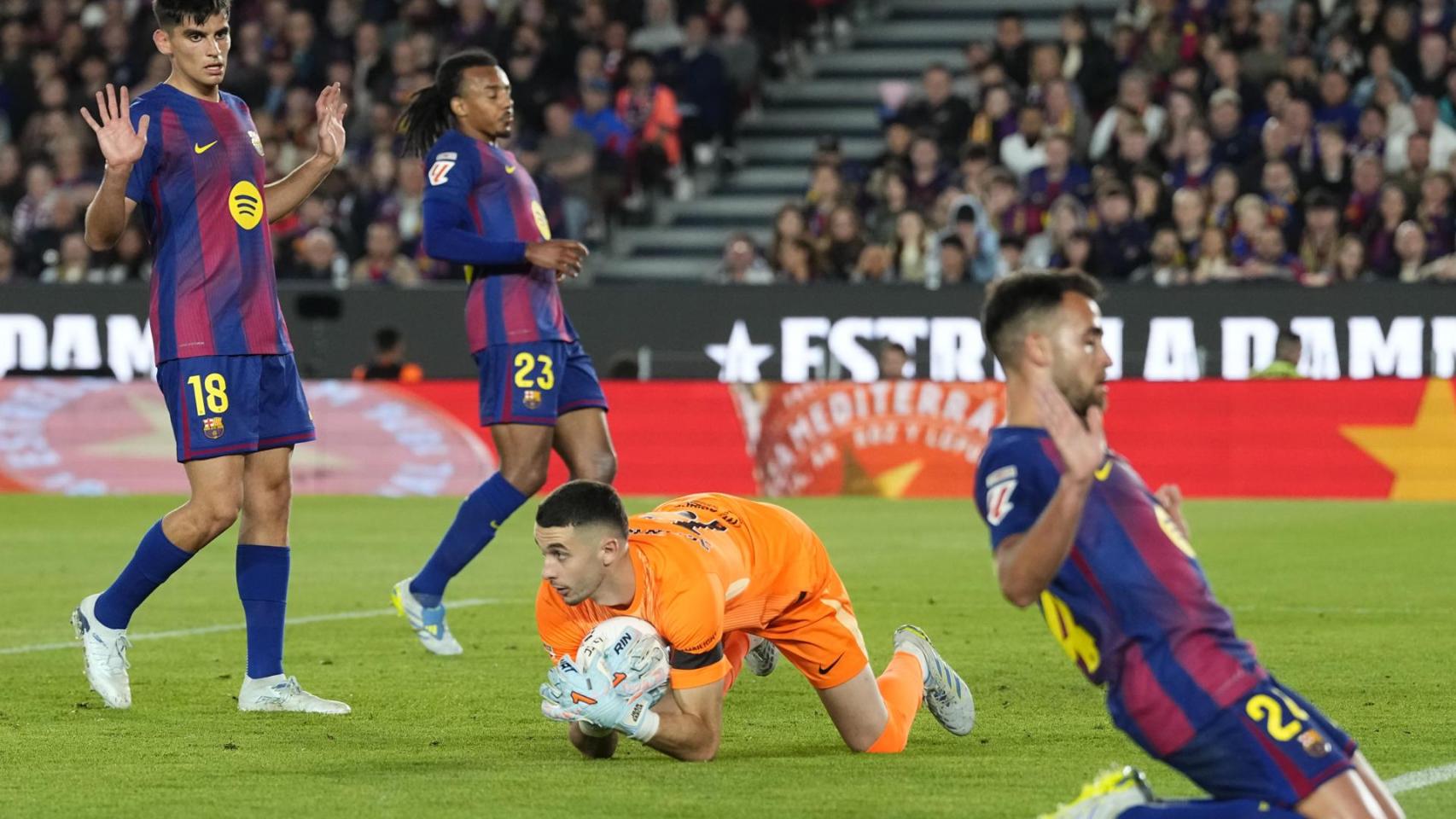 Joan García atrapa un balón en el área durante el Barça-Celta