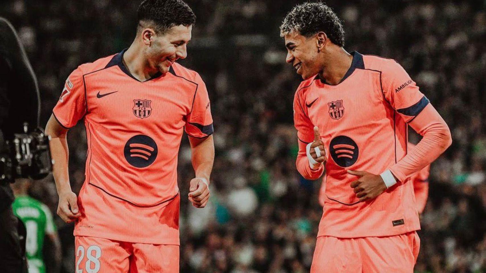 Roony Bardghji y Lamine Yamal celebran un gol en el Barça-Celta de Vigo