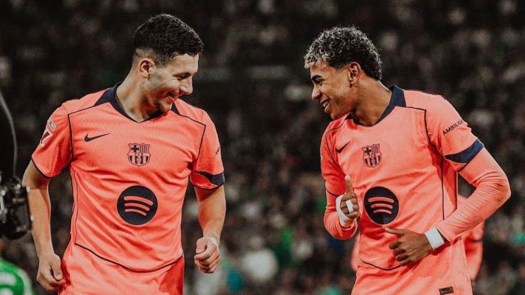 Roony Bardghji y Lamine Yamal celebran un gol