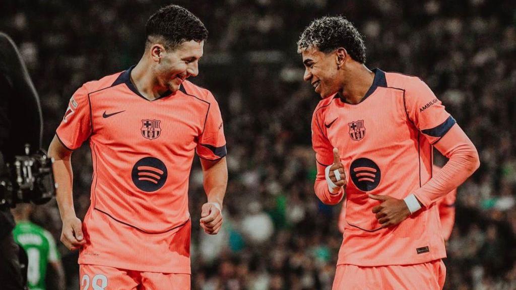 Roony Bardghji y Lamine Yamal celebran un gol en el Barça-Celta de Vigo