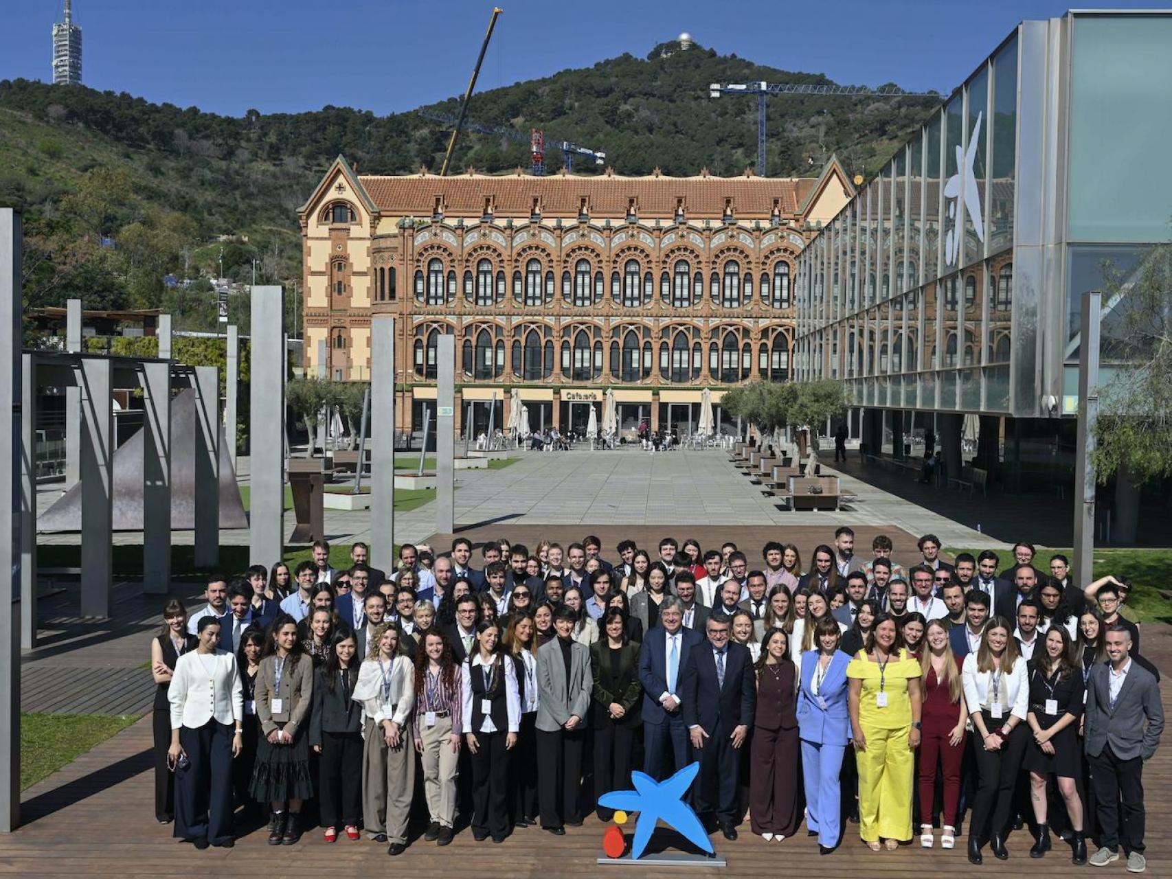 Foto de familia en el acto de entrega de becas de doctorado y posdoctorado de la Fundación ”la Caixa”, en el CosmoCaixa 
