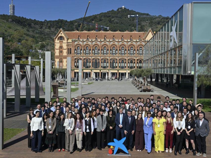 Foto de familia en el acto de entrega de becas de doctorado y posdoctorado de la Fundación ”la Caixa”, en el CosmoCaixa 