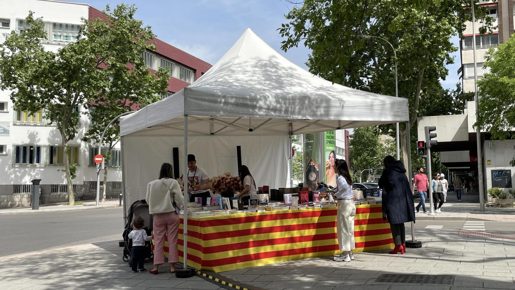 Un grupo de ciudadanos en torno al puesto de libros y rosas frente a la sede del Govern en Madrid / CG