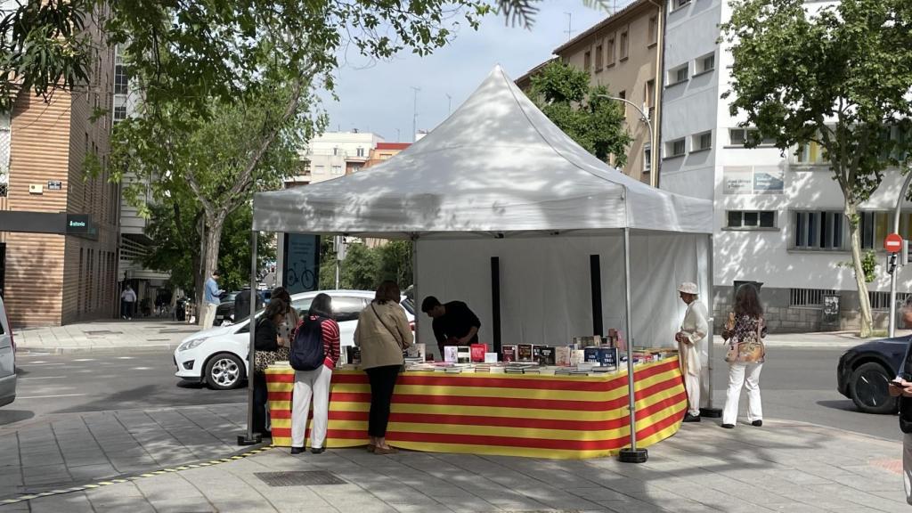 Un grup de ciutadans s'interessen pels exemplars exposats a l'exterior per la Llibreria Blanquerna / CG
