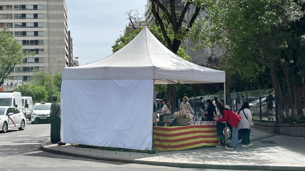 Imatge de la carpa de la Llibreria Blanquerna, al Sant Jordi a Madrid / CG