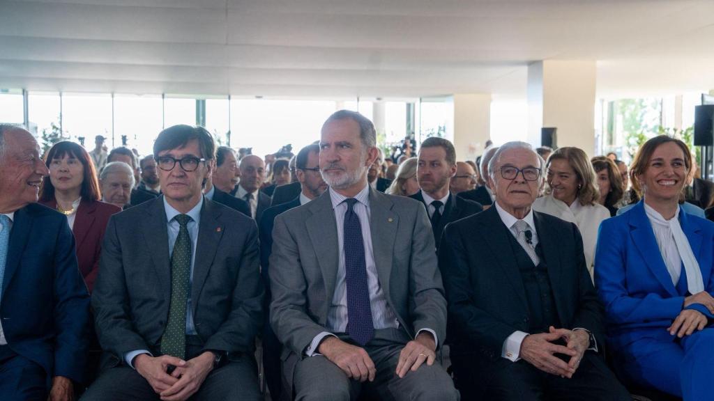 El presidente de la Generalitat,Salvador Illa, el rey Felipe IV y el presidente de Fundación 'La Caixa', Isidro Fainé, en el auditorio del CaixaResearch Institute