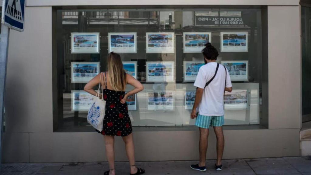 Jóvenes buscando un piso en alquiler.jpg