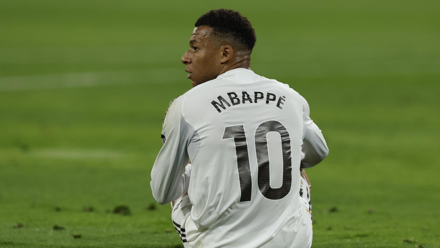 Kylian Mbappé, sobre el césped en el Betis-Real Madrid