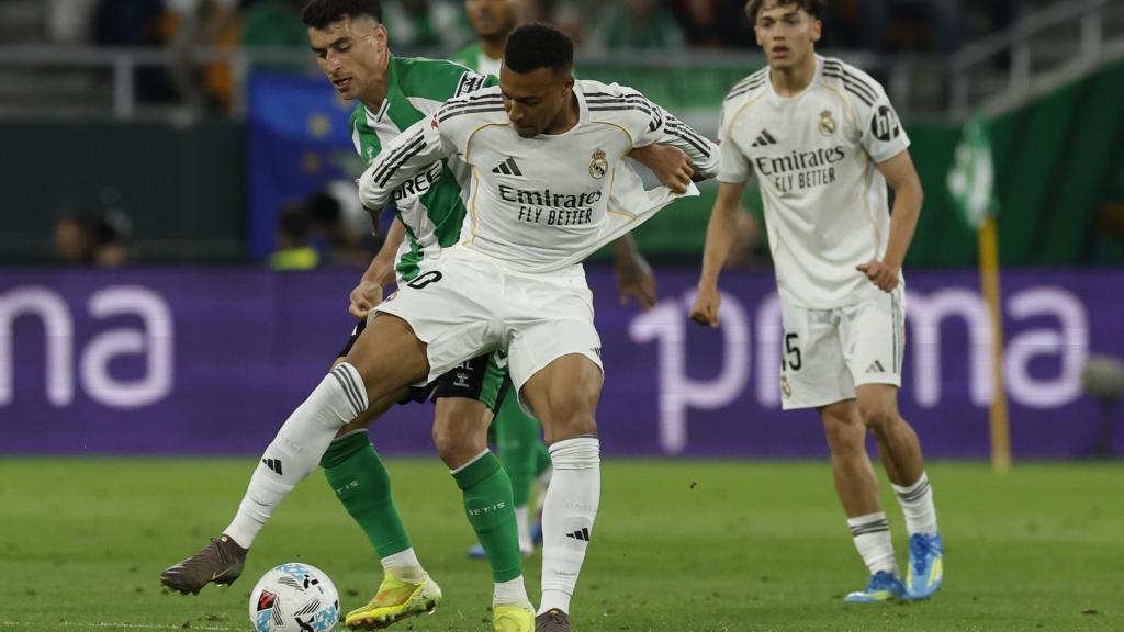 Kylian Mbappé, presionado por Marc Roca en el Betis-Real Madrid
