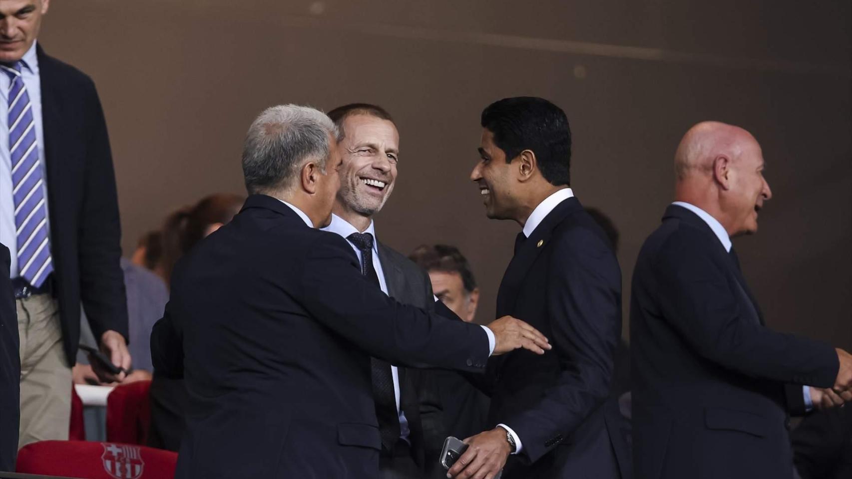 Joan Laporta, Aleksander Ceferin y Nasser Al-Khelaifi charlan distendidamente en el palco de Montjuïc