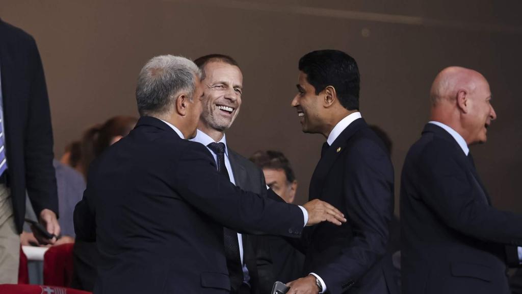Joan Laporta, Aleksander Ceferin i Nasser Al-Khelaifi xerren distesament a la llotja de Montjuïc