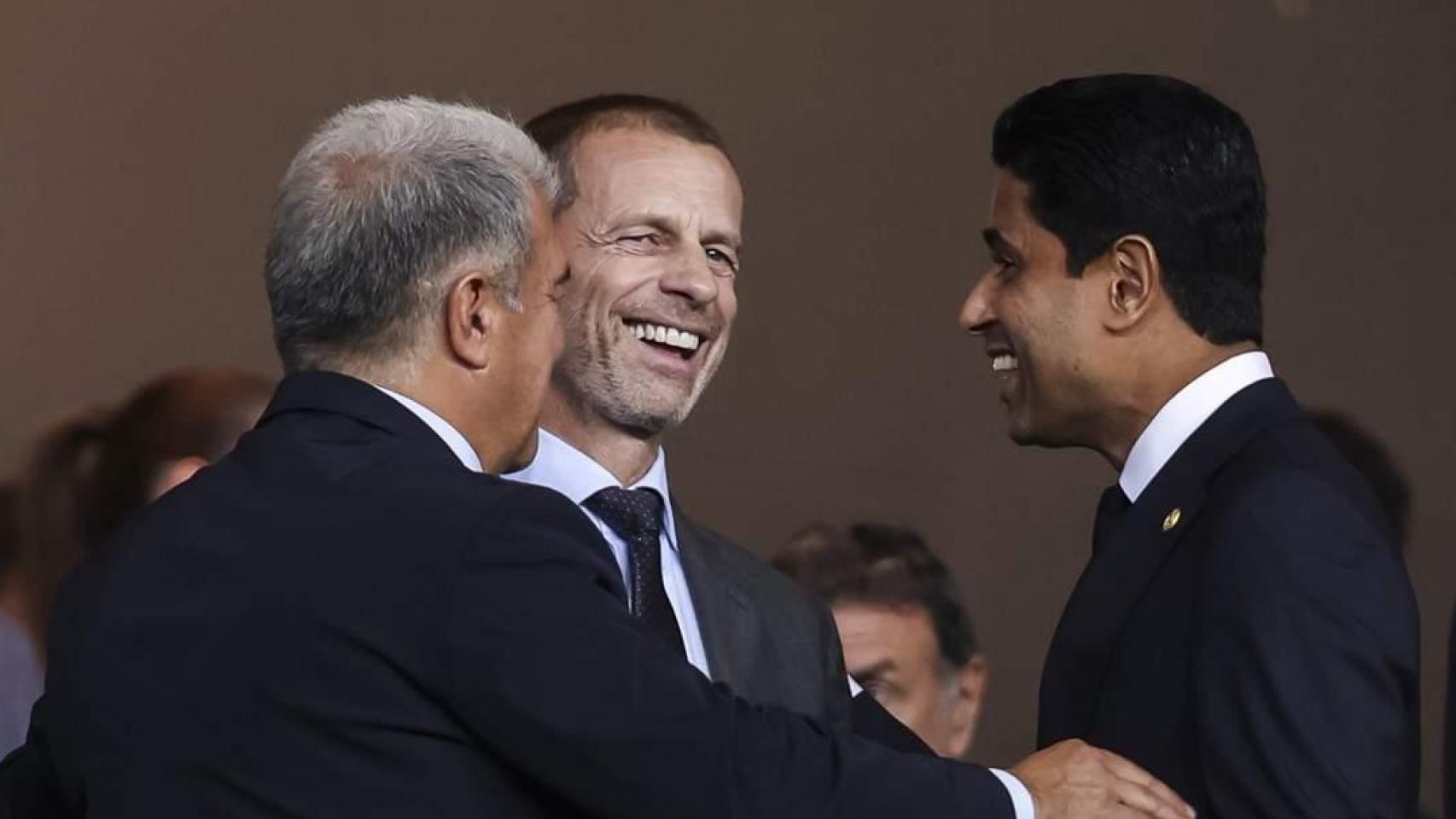 Joan Laporta, Aleksander Ceferin y Nasser Al-Khelaifi charlan distendidamente en el palco de Montjuïc