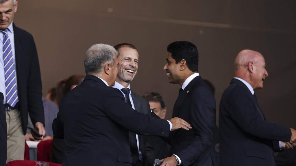 Joan Laporta, Aleksander Ceferin i Nasser Al-Khelaifi xerren distesament a la llotja de Montjuïc