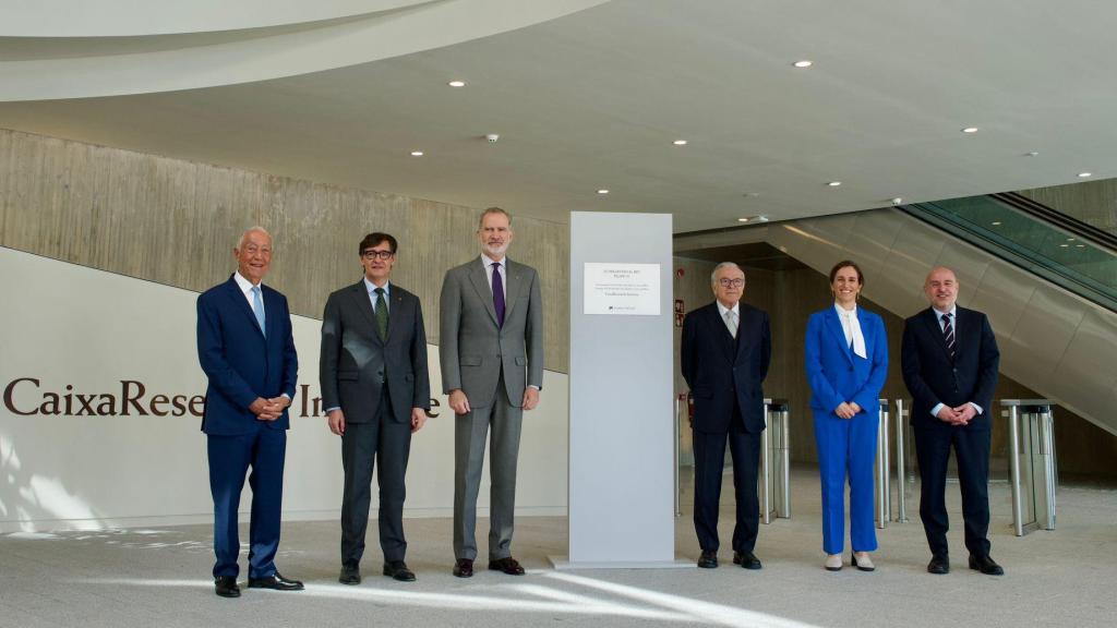 El rey Felipe VI e Isidro Fainé, presidente de Fundación 'La Caixa' en el centro, junto al 'president' Salvador Illa (centro izquierda), la ministra de Sanidad, Mónica García (centro derecha), Marcelo Rebelo de Sousa, expresidente de la República Portuguesa (extremo izquierda), y Carlos Prieto, delegado del Gobierno (extremo derecha)