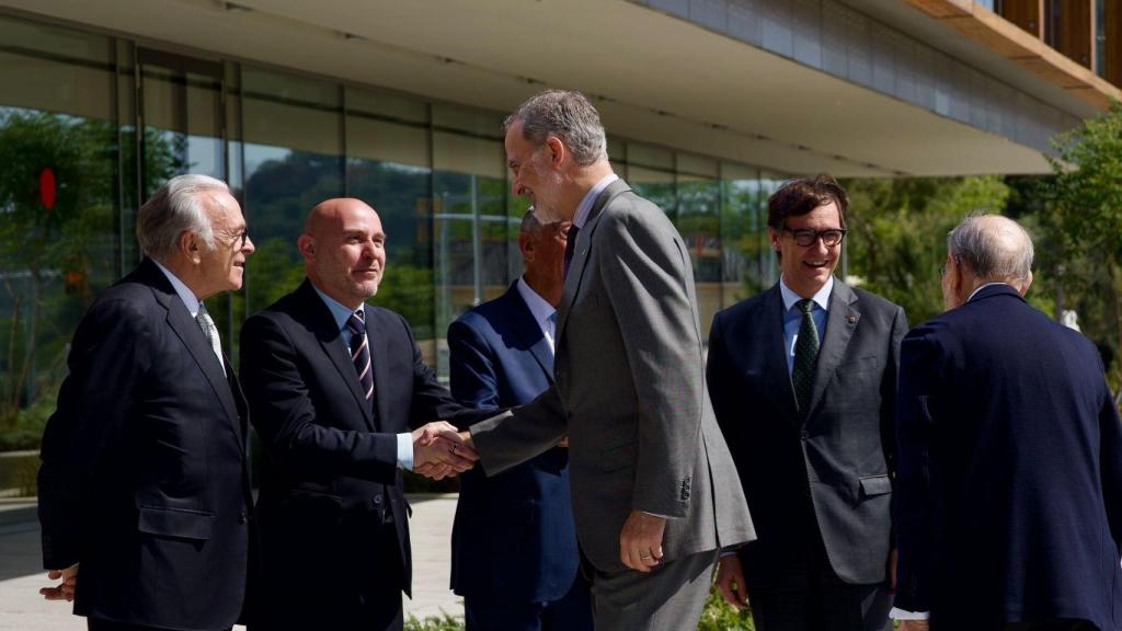 El rei Felip VI i el delegat del Govern, Carlos Prietos, es saluden a les portes del CaixaResearch Institute en la seva inauguració, a Barcelona