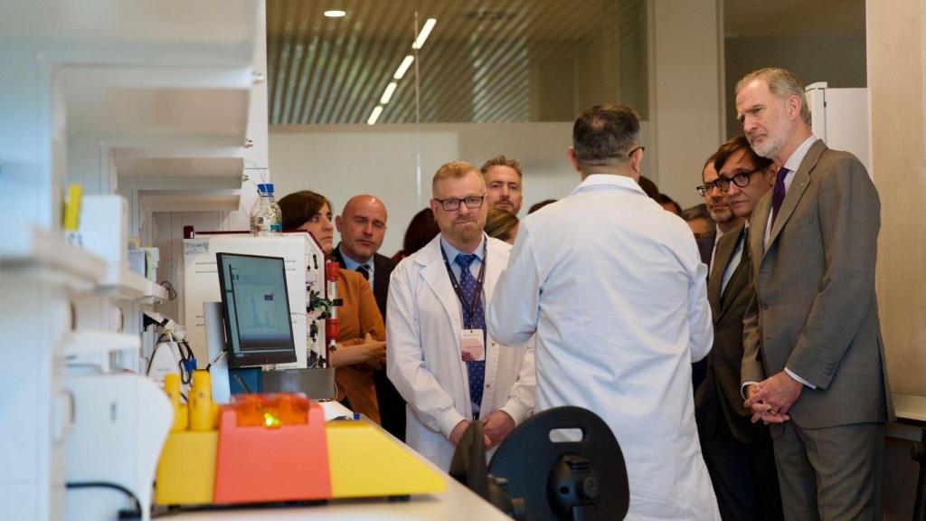 El rei Felip IV i el president Salvador Illa conversen amb científics del CaixaResearch Institute durant la seva visita als punters laboratoris a Barcelona