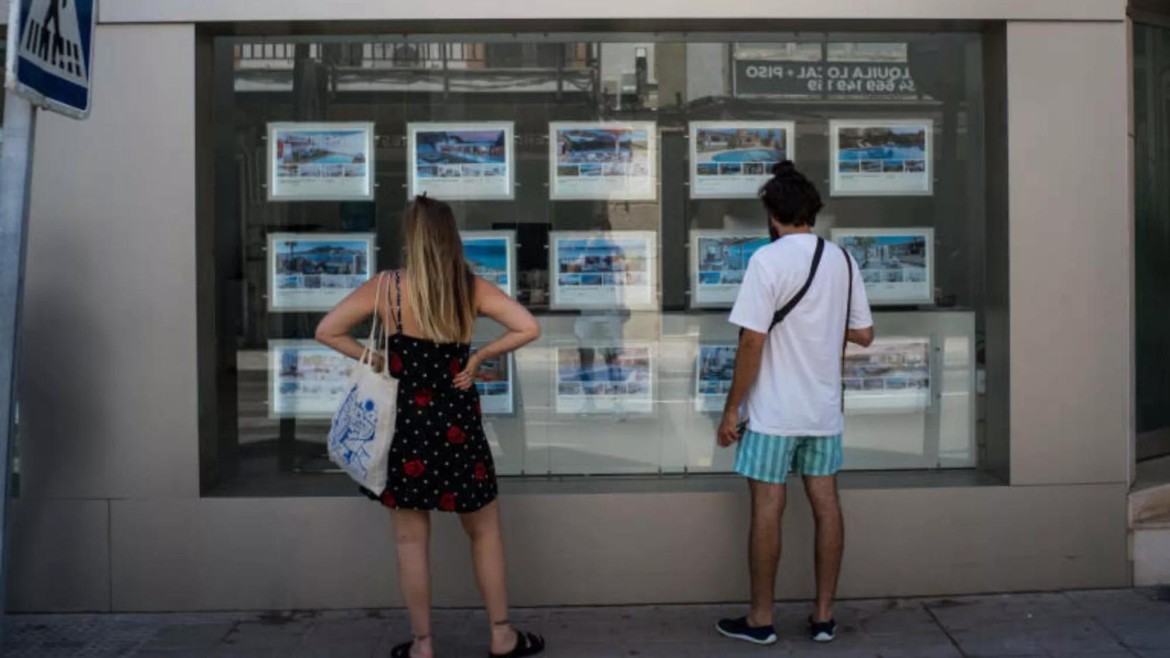 Jóvenes buscando un piso en alquiler.jpg