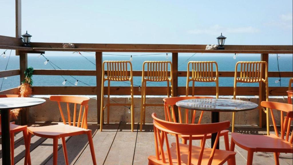 Local de restauración con vistas al mar