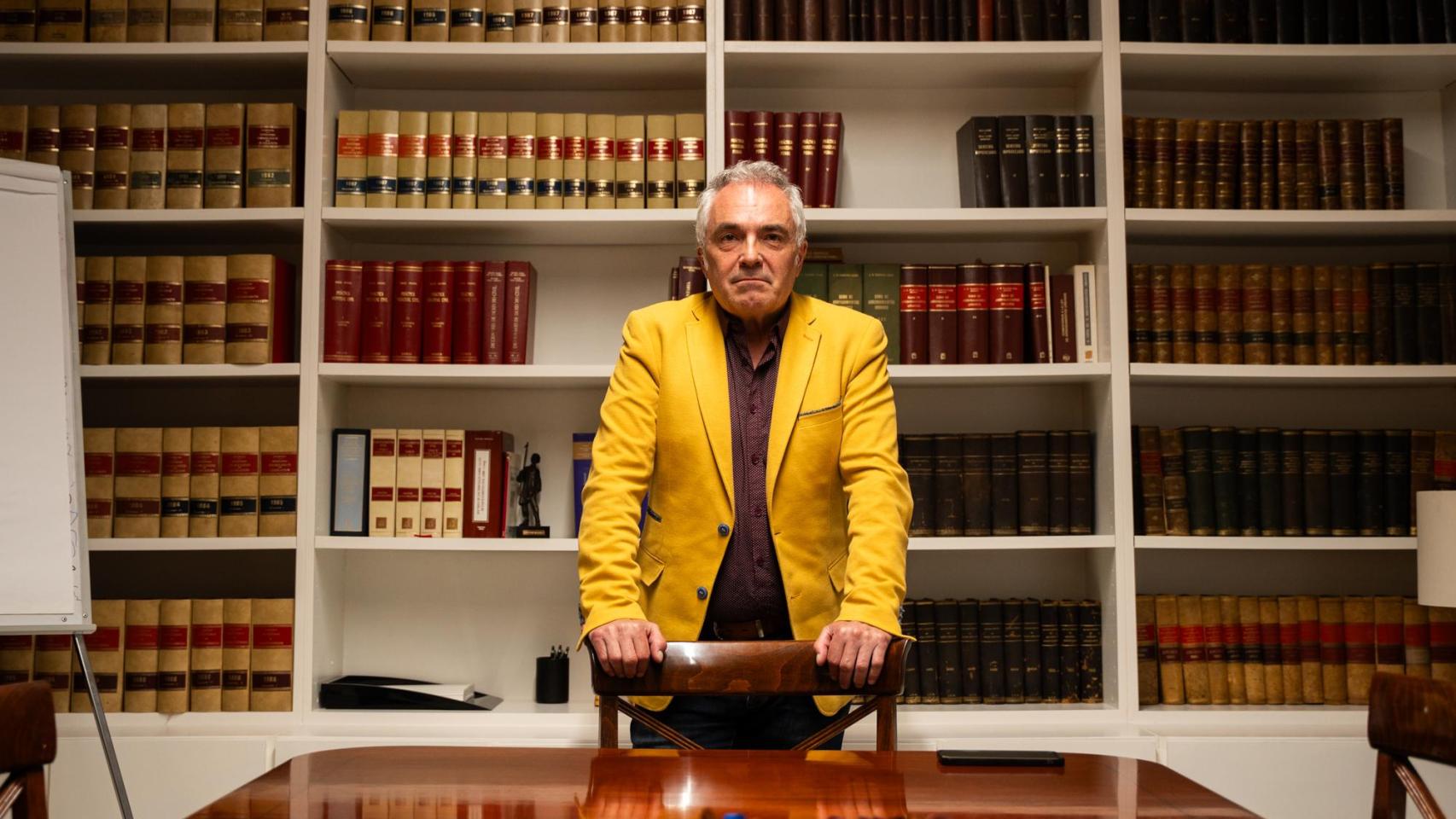 Santiago Espot, en el despacho de su abogado