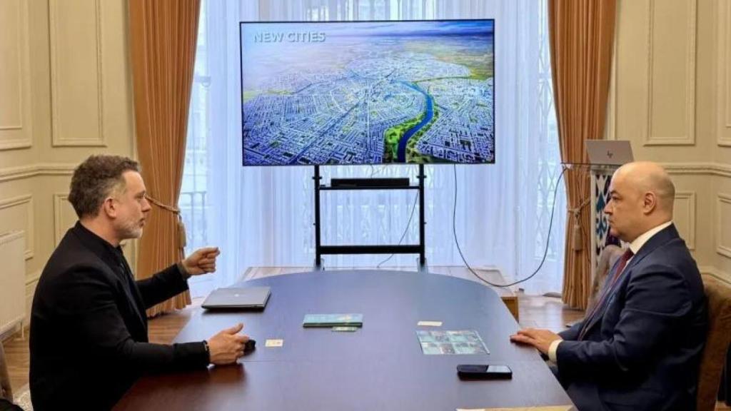 Hakan Agca, CEO i fundador de Cross Works, conversa amb l'ambaixador uzbek al Regne Unit sobre la 'Nova Tashkent'.jpg