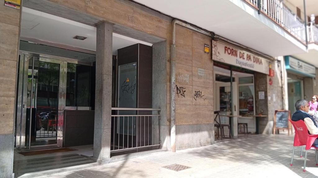 Entrada al pis on es domicilia la mercantil MRM Metal Trade de Moussa Togola