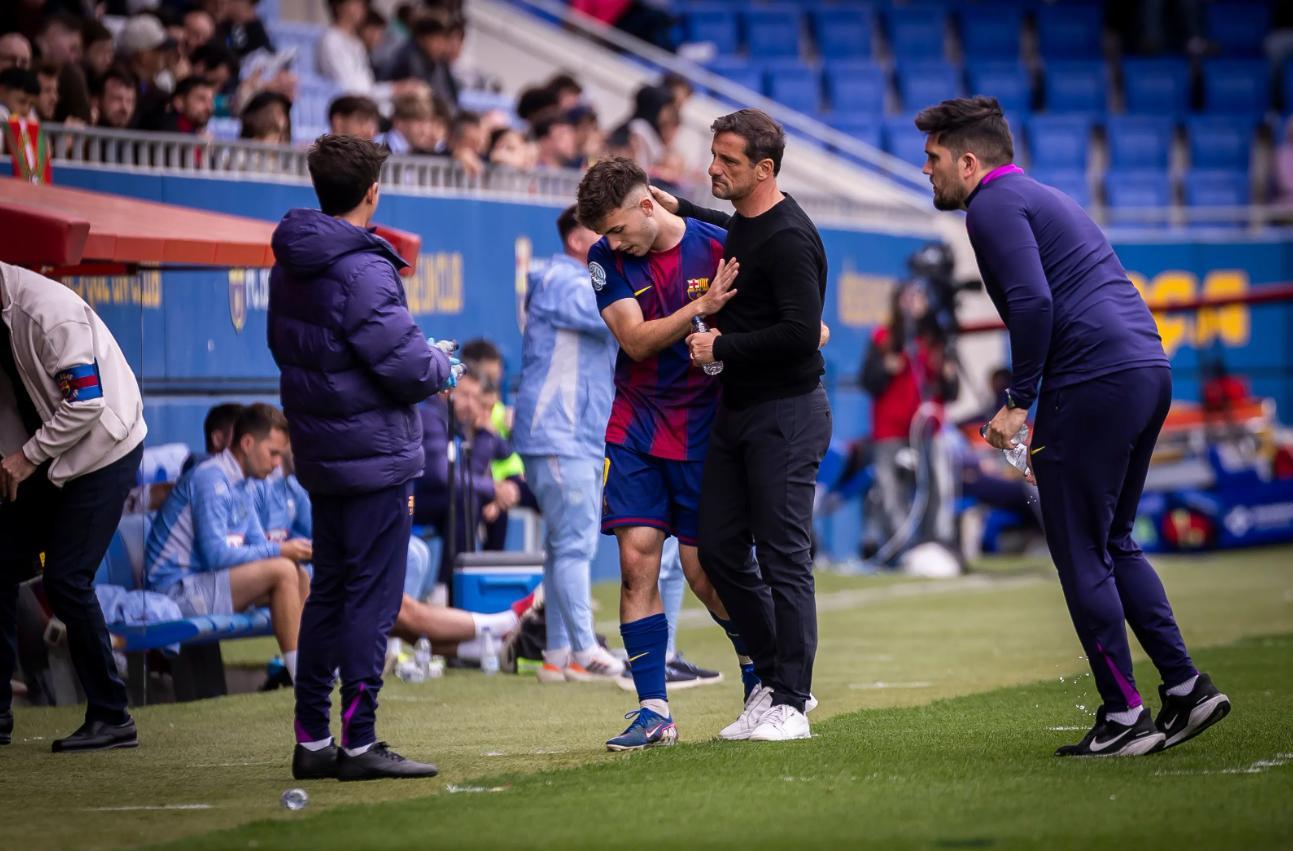 Juliano Belletti felicita Víctor Barberà en el derbi Barça B-Espanyol B
