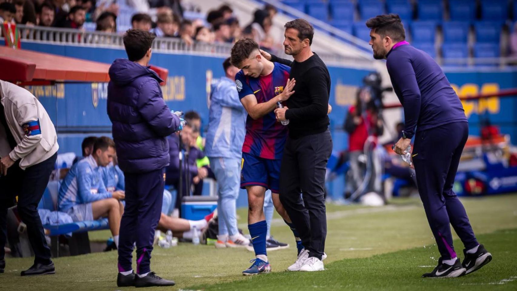 Juliano Belletti felicita a Víctor Barberà en el derbi Barça B-Espanyol B