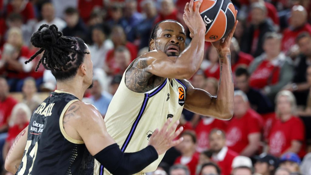 Kevin Punter lanza a canasta en el Mónaco-Barça de basket de la Euroliga